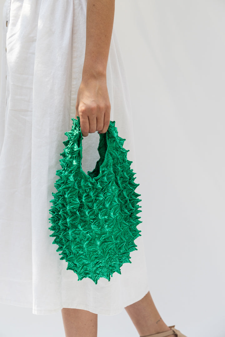 Modelo posando con petit bag solid color verde