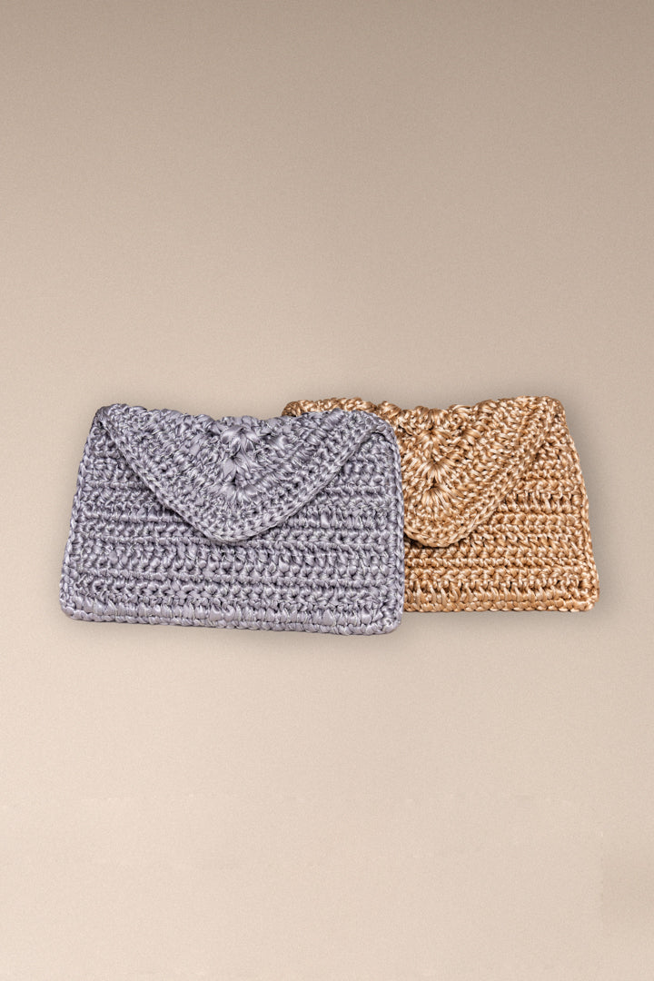 amie clutch en color arena y gris