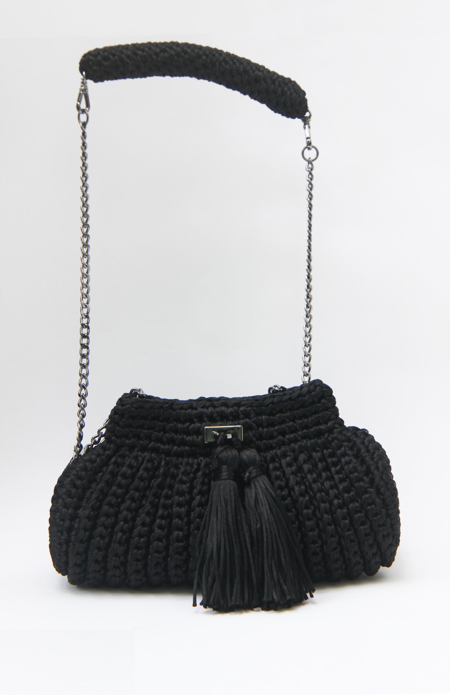 Cantiga clutch color negro con su cadena