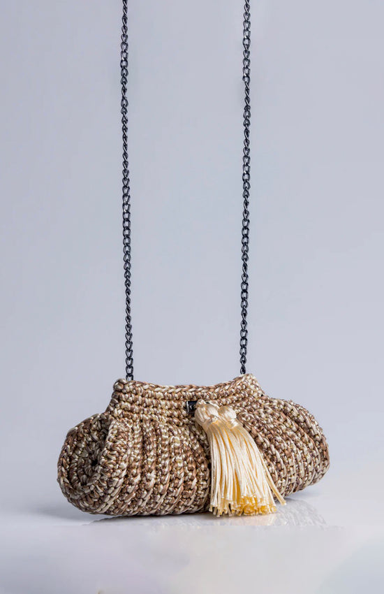 Bolso cantiga clutch con cadena, color arena