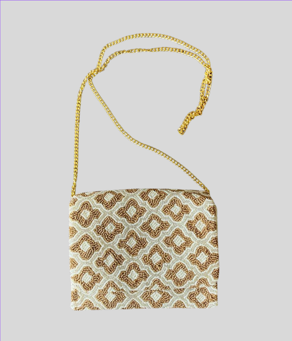 Bolsa India Chaquiras Rectangular Ch Dorada con blanco