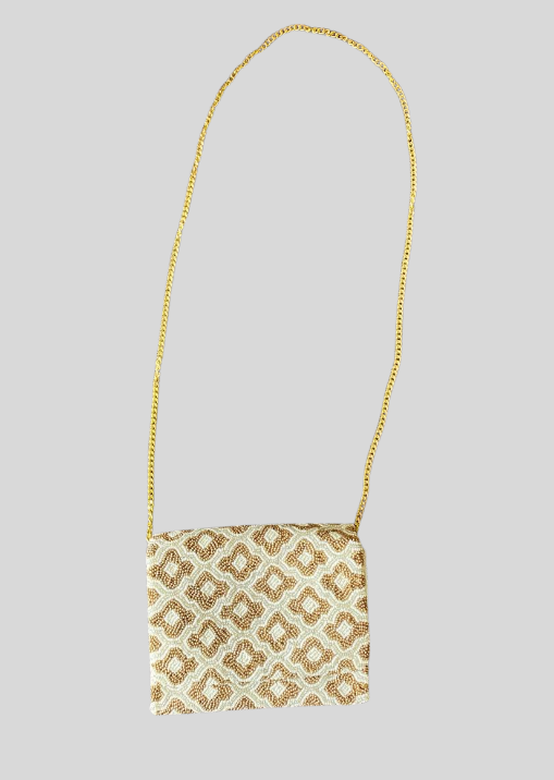 Bolsa India Chaquiras Rectangular Ch Dorada con blanco