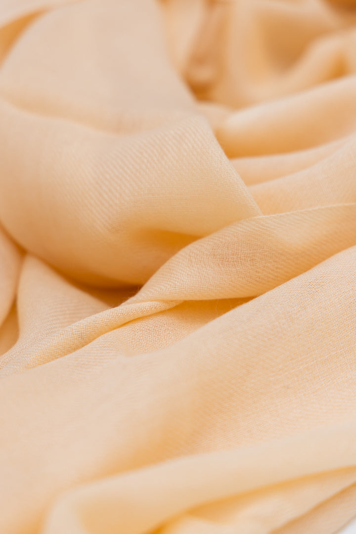 Close up a pashmina color dorado-beige